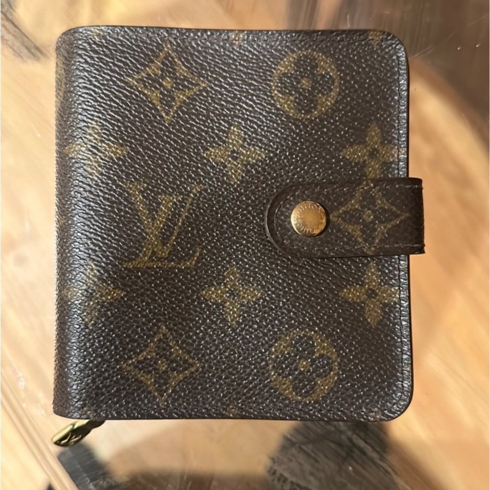 Authentic Louis Vuitton Wallet excellent condition. Certificate